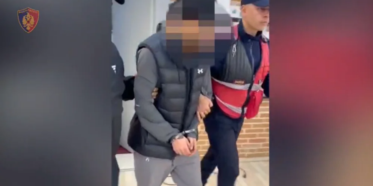 Mashtruan qytetarët shqiptarë dhe u vodhën llogaritë bankare; policia arreston 25-vjeçarin, bashkëpunëtori në kërkim