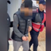 Mashtruan qytetarët shqiptarë dhe u vodhën llogaritë bankare; policia arreston 25-vjeçarin, bashkëpunëtori në kërkim