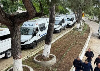 Mbaron aksioni blic në burgjet e Lushnjës dhe Elbasanit; sekuestrohen sende të ndaluara dhe aksesorë komunikimi