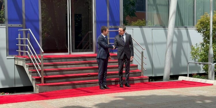 Ministri Hoxha viziton Kosovën dhe takohet me presidenten në detyrë Albulena Haxhiu dhe kryeministrin Albin Kurti