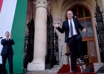 Ministri kërcimtar rikthehet në skenë / Zsolt Hegedűs sërish viral në inaugurimin e qeverisë së re hungareze