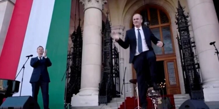 Ministri kërcimtar rikthehet në skenë / Zsolt Hegedűs sërish viral në inaugurimin e qeverisë së re hungareze