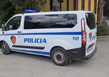 Mjeku i akuzuar për ngacmimin e 21-vjeçares në Korçë mbërrin në gjykatë, pritet të njihet masa e sigurisë