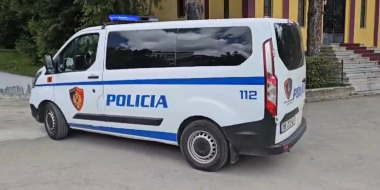 Mjeku i akuzuar për ngacmimin e 21-vjeçares në Korçë mbërrin në gjykatë, pritet të njihet masa e sigurisë
