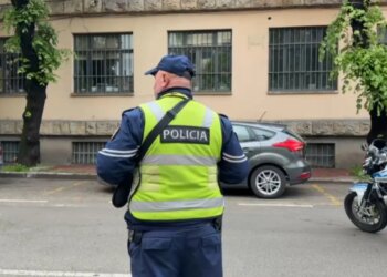 Mjeti përplas këmbësor pranë Prefekturës së Korçës
