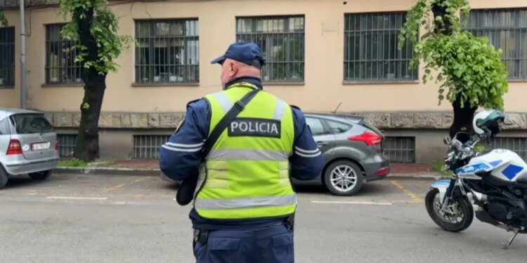 Mjeti përplas këmbësor pranë Prefekturës së Korçës