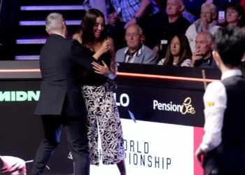 Modelja e portalit për të rritur ndërpret finalen e botërorit të snookerit; incident i pazakontë