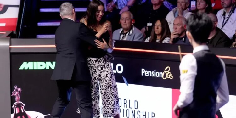 Modelja e portalit për të rritur ndërpret finalen e botërorit të snookerit; incident i pazakontë