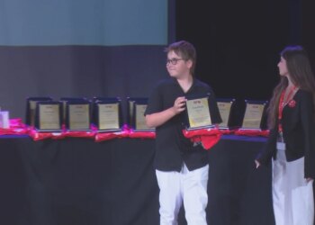 Momenti emocionues në 60-vjetorin e Universitetit të Arteve: Zaho Rama merr mirënjohje për gjyshin, skulptorin Kristaq Rama