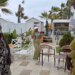 Moti i keq prish fundjavën në Durrës, turistët nuk dorëzohen dhe sfidojnë shiun