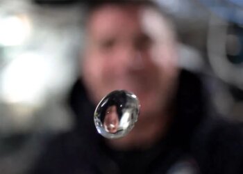 NASA publikon videon mahnitëse nga misioni Artemis II, ku astronautët luajnë me një pikë uji në hapësirë