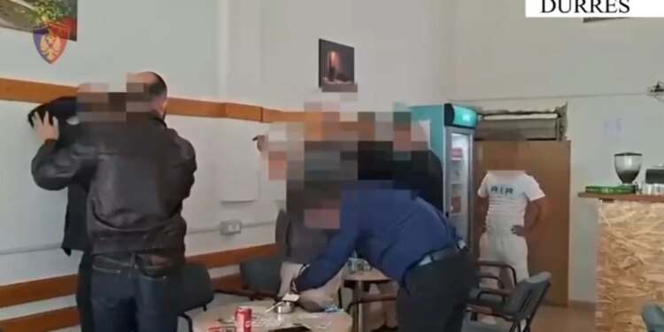 Në Durrës shisnin lëndë narkotike pranë shkollave; 9 të arrestuar, 3 në kërkim