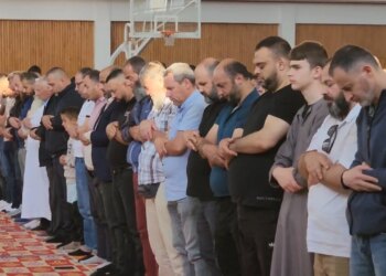 Në Gjirokastër, besimtarët falin namazin për Kurban Bajram: paqe, bagëti dhe mirëkuptim mes njerëzve