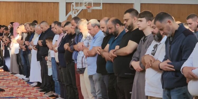 Në Gjirokastër, besimtarët falin namazin për Kurban Bajram: paqe, bagëti dhe mirëkuptim mes njerëzve