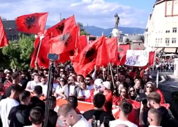 Në Shkup, studentët protestojnë për gjuhën shqipe; policia liron tre të rinjtë shqiptarë