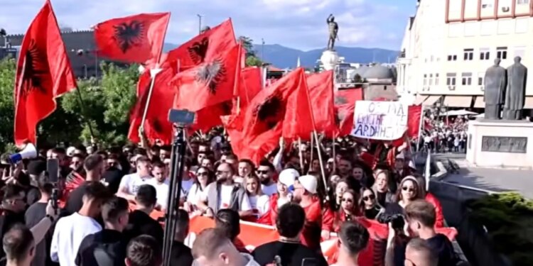Në Shkup, studentët protestojnë për gjuhën shqipe; policia liron tre të rinjtë shqiptarë