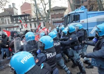Në Torino, protesta të dhunshme; qindra përplasen me policinë gjatë manifestimeve të 1 Majit