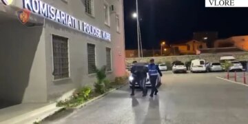 Në Vlorë arrestohet 20-vjeçari që vodhi një motomjet; i sekuestruan grusht metalik