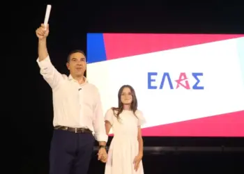 Nën tingujt e këngës simbol të së majtës Bella Ciao, ish-kryeministri grek Aleksis Tsipras shpall rikthimin në politikë