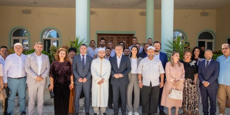 Nga Xhamia e Madhe e Kavajës, Balla përshëndet besimtarët myslimanë: Kurban Bajrami, ditë sakrifice e solidariteti
