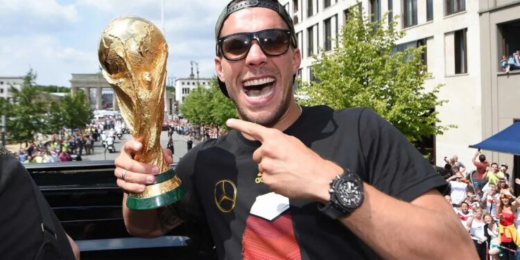 Nga kampion bote te pronar i klubit, Lukas Podolski njofton tërheqjen nga futbolli
