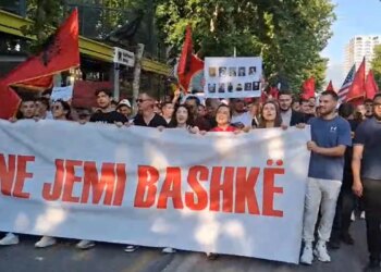 Nis protesta në kryeqytet: rinia marshon drejt ambasadës maqedonase, krah studentëve shqiptarë në RMV për drejtën e shqipes