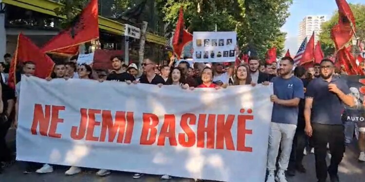 Nis protesta në kryeqytet: rinia marshon drejt ambasadës maqedonase, krah studentëve shqiptarë në RMV për drejtën e shqipes