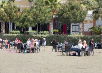 Nis sezoni në Gjirokastër; turistë nga SHBA rrisin fluksin, sezonaliteti mbetet sfidë