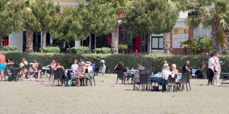 Nis sezoni në Gjirokastër; turistë nga SHBA rrisin fluksin, sezonaliteti mbetet sfidë