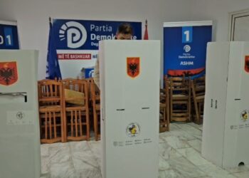 Nis votimi në Korçë, anëtarët e PD-së drejt kutive për të konfirmuar Sali Berishën pa rival