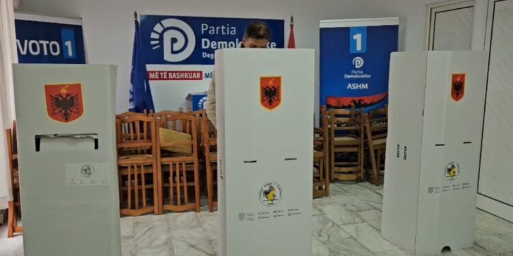 Nis votimi në Korçë, anëtarët e PD-së drejt kutive për të konfirmuar Sali Berishën pa rival