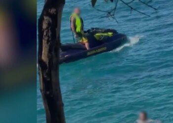 Nisin ndëshkimet e sezonit veror: pushuesit po laheshin në det, Jet Ski-ja i afrohet shumë pranë, drejtuesi gjobitet