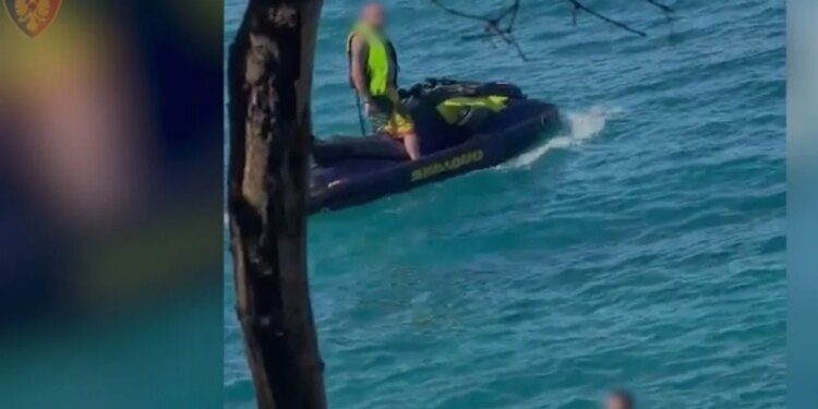 Nisin ndëshkimet e sezonit veror: pushuesit po laheshin në det, Jet Ski-ja i afrohet shumë pranë, drejtuesi gjobitet