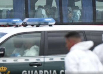 Oficeri spanjoll ndërron jetë duke evakuuar pasagjerët nga anija me hantavirus në Tenerife; dyshohet se pësoi atak kardiak