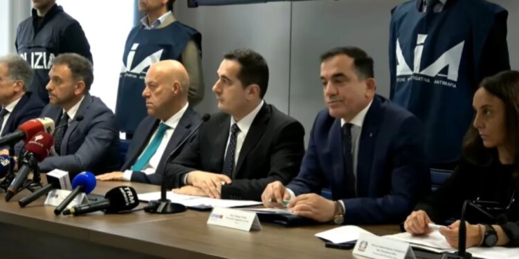Operacion i përbashkët SPAK–anti‑mafia e Barit, kryeprokurori Klodian Braho: Sekuestruan një milionë euro cash dhe pasuri të tjera