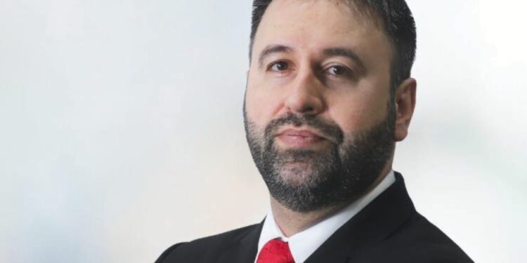 Opinion/ Arianit Hoxha: Dy realitete në Maqedoninë e Veriut — presioni ndaj zërave shqiptarë dhe normalizimi i Botës serbe