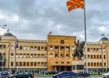 Opozita akuzon zëvendëskryeministrin për lidhje me shërbime sekrete serbe, skandali i spiunazhit trondit Maqedoninë e Veriut