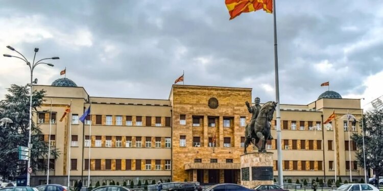 Opozita akuzon zëvendëskryeministrin për lidhje me shërbime sekrete serbe, skandali i spiunazhit trondit Maqedoninë e Veriut