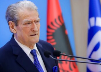 Opozita nuk do të ndalet — Tubim para Kryeministrisë; Berisha: Protestat janë zëri më i fuqishëm i shqiptarëve dinjitozë