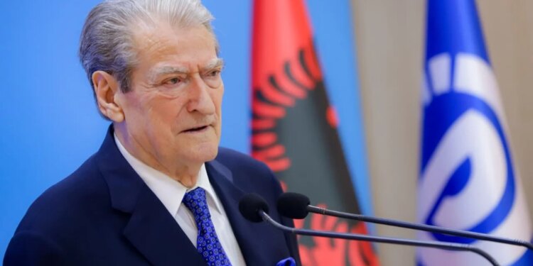 Opozita nuk do të ndalet — Tubim para Kryeministrisë; Berisha: Protestat janë zëri më i fuqishëm i shqiptarëve dinjitozë