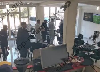 Pamje tronditëse: Aksidenti në Durrës para lokalit, momenti kur klientët të shokuar dalin dhe tentojnë të shpëtojnë fëmijët