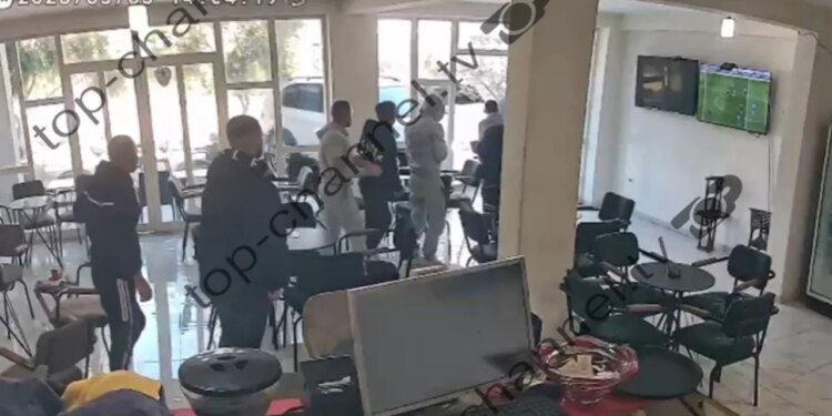 Pamje tronditëse: Aksidenti në Durrës para lokalit, momenti kur klientët të shokuar dalin dhe tentojnë të shpëtojnë fëmijët