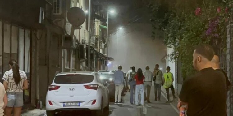 Panik në Tiranë, një pallat merr flakë në zonën e Myslym Shyrit