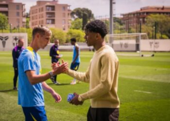 Para El Clasico, Lamine Yamal viziton skuadrën e Barcelonës në stërvitje