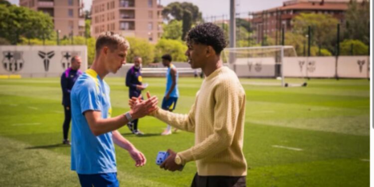Para El Clasico, Lamine Yamal viziton skuadrën e Barcelonës në stërvitje