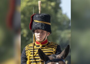 Para Mbretit Charles, shfaqja kthehet në tragjedi; ushtarja 24-vjeçare bie nga kali dhe humb jetën