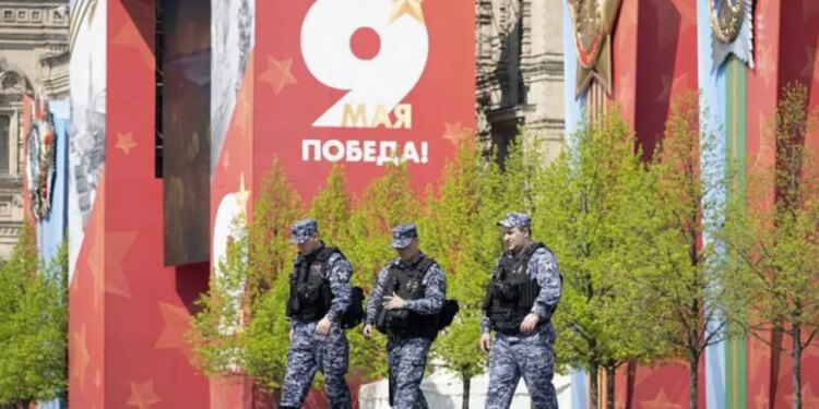 Parada në Rusi pa tanke e raketa balistike; ekspert: Lufta me Ukrainën nuk shkon sipas planeve Kremlinit