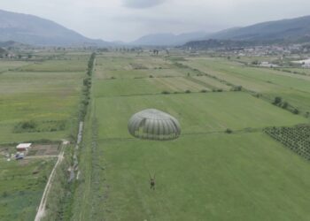 Parashutistët zbresin në Gjirokastër, fluturime nga sportistë italianë dhe aktivitete që nxisin avioturizmin