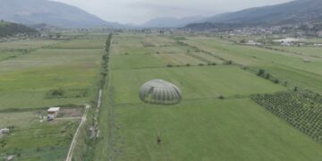 Parashutistët zbresin në Gjirokastër, fluturime nga sportistë italianë dhe aktivitete që nxisin avioturizmin