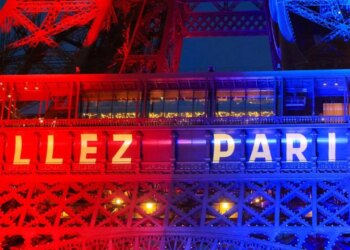 Paris në ethe, Kulla Eiffel mbulohet me kuqeblu para finales së madhe